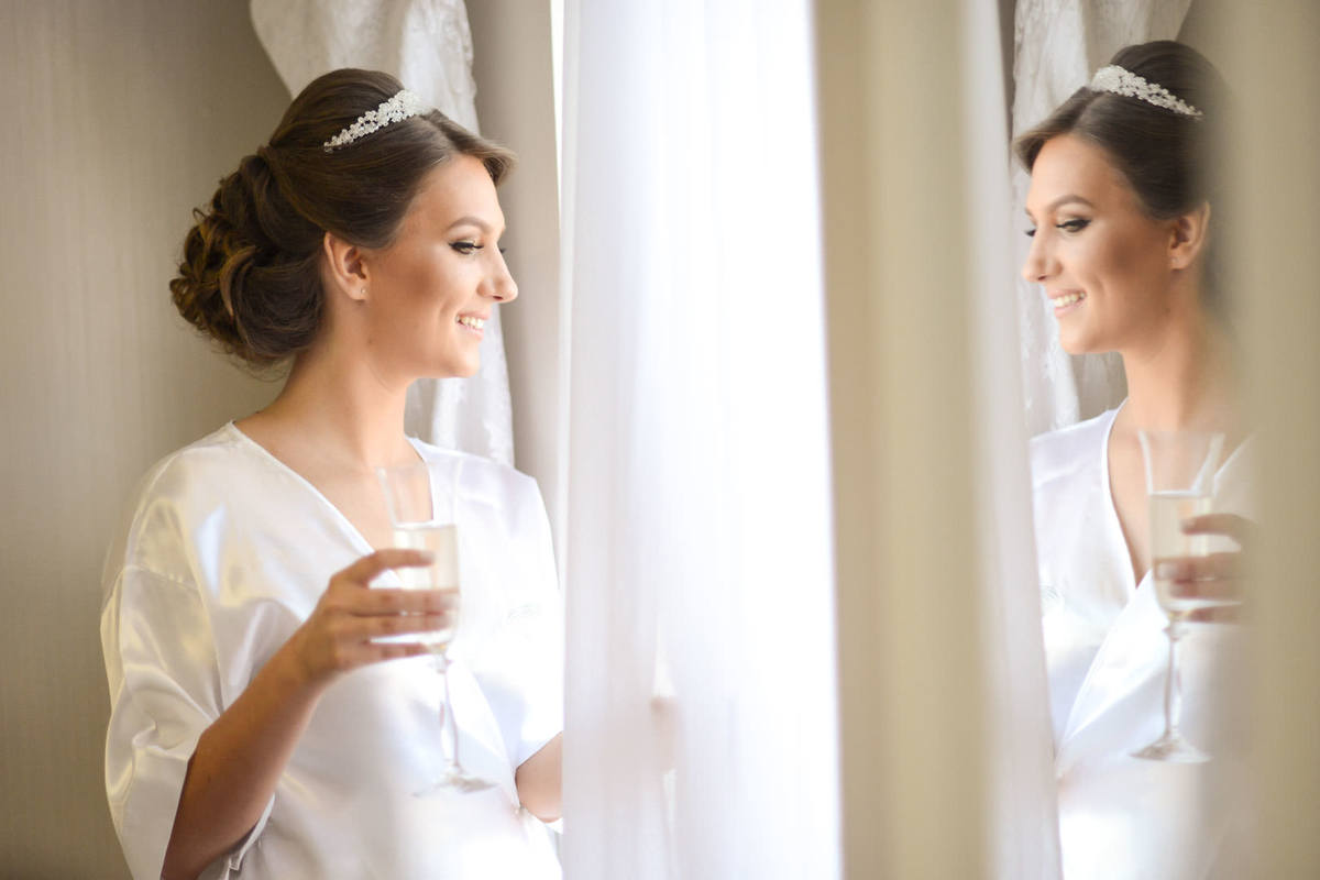 Making of da noiva no salão de belza Camaleão Cabelo e Estética em Campo Largo, fotografado pelo melhor fotógrafo de casamentos e ensaios de campo largo e Curitiba, Michel Druziki. Noiva de hobby olhando na janela