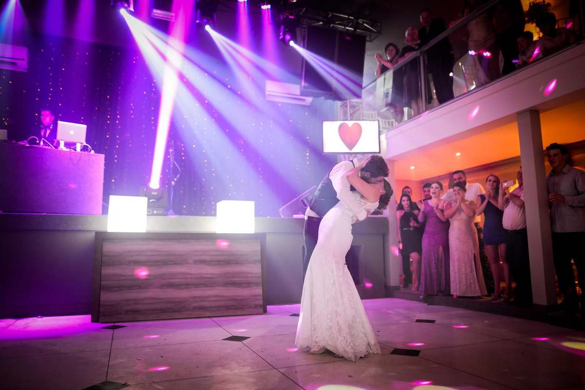 Casamento dos noivos Anny e Bernardo, realizado no Spazio Auguri, fotografado pelo melhor fotógrafo de casamentos de campo largo e Curitiba, Michel Druziki. Noivos se beijando durante a dança