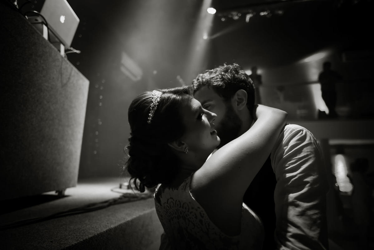 Casamento dos noivos Anny e Bernardo, realizado no Spazio Auguri, fotografado pelo melhor fotógrafo de casamentos de campo largo e Curitiba, Michel Druziki. Noivos dançando abraçados