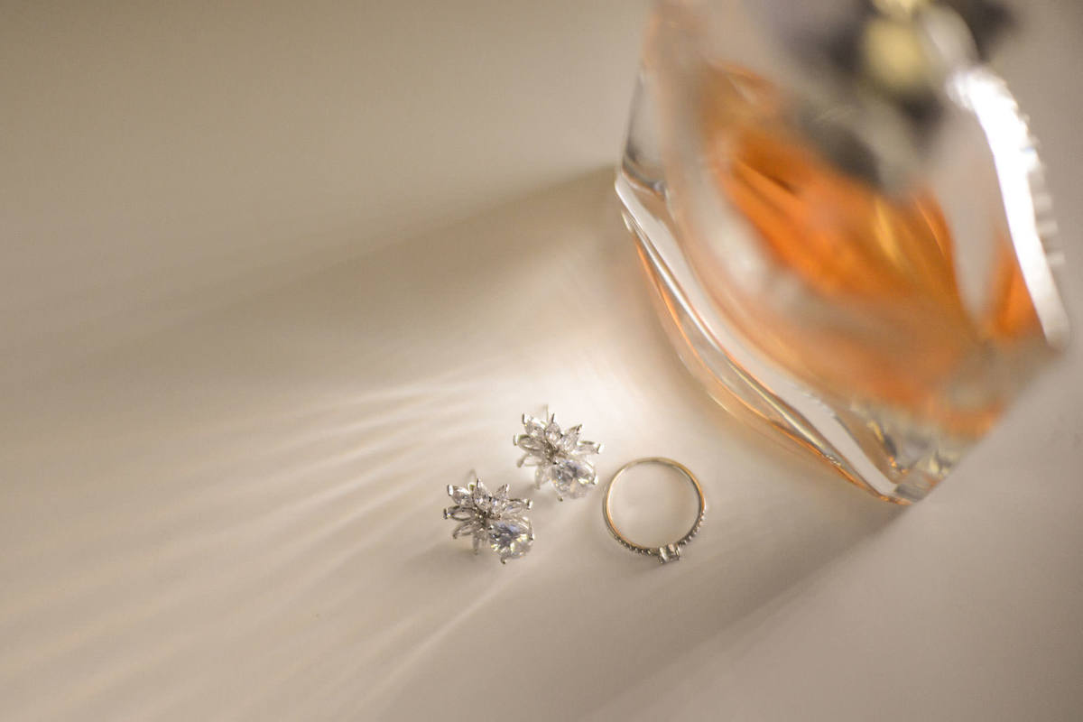 Making of da noiva no salão de belza Camaleão Cabelo e Estética em Campo Largo, fotografado pelo melhor fotógrafo de casamentos e ensaios de campo largo e Curitiba, Michel Druziki. Perfume, anel e brincos da noiva