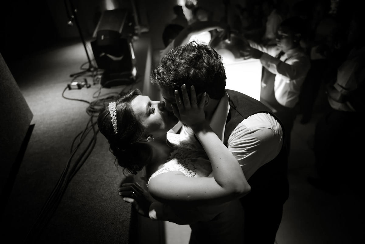 Casamento dos noivos Anny e Bernardo, realizado no Spazio Auguri, fotografado pelo melhor fotógrafo de casamentos de campo largo e Curitiba, Michel Druziki. Noivos dançando e se beijando