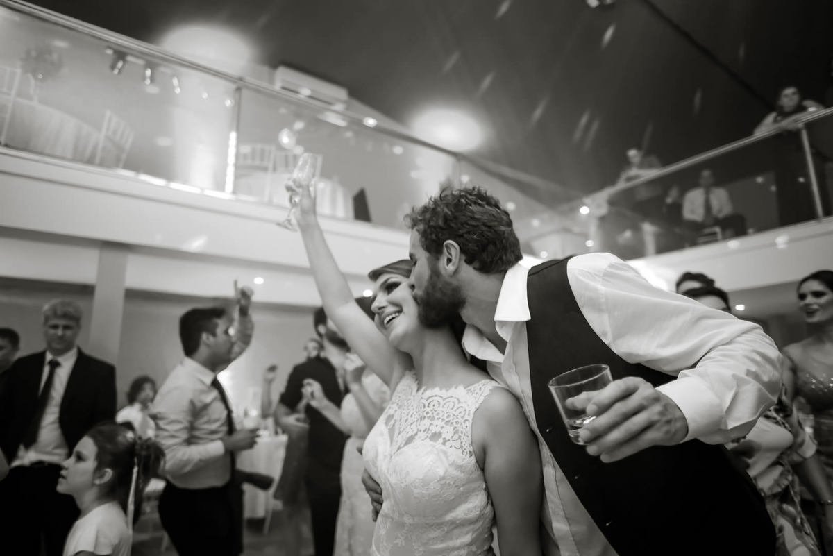 Casamento dos noivos Anny e Bernardo, realizado no Spazio Auguri, fotografado pelo melhor fotógrafo de casamentos de campo largo e Curitiba, Michel Druziki. Noivo dando beijo no rosto da noiva