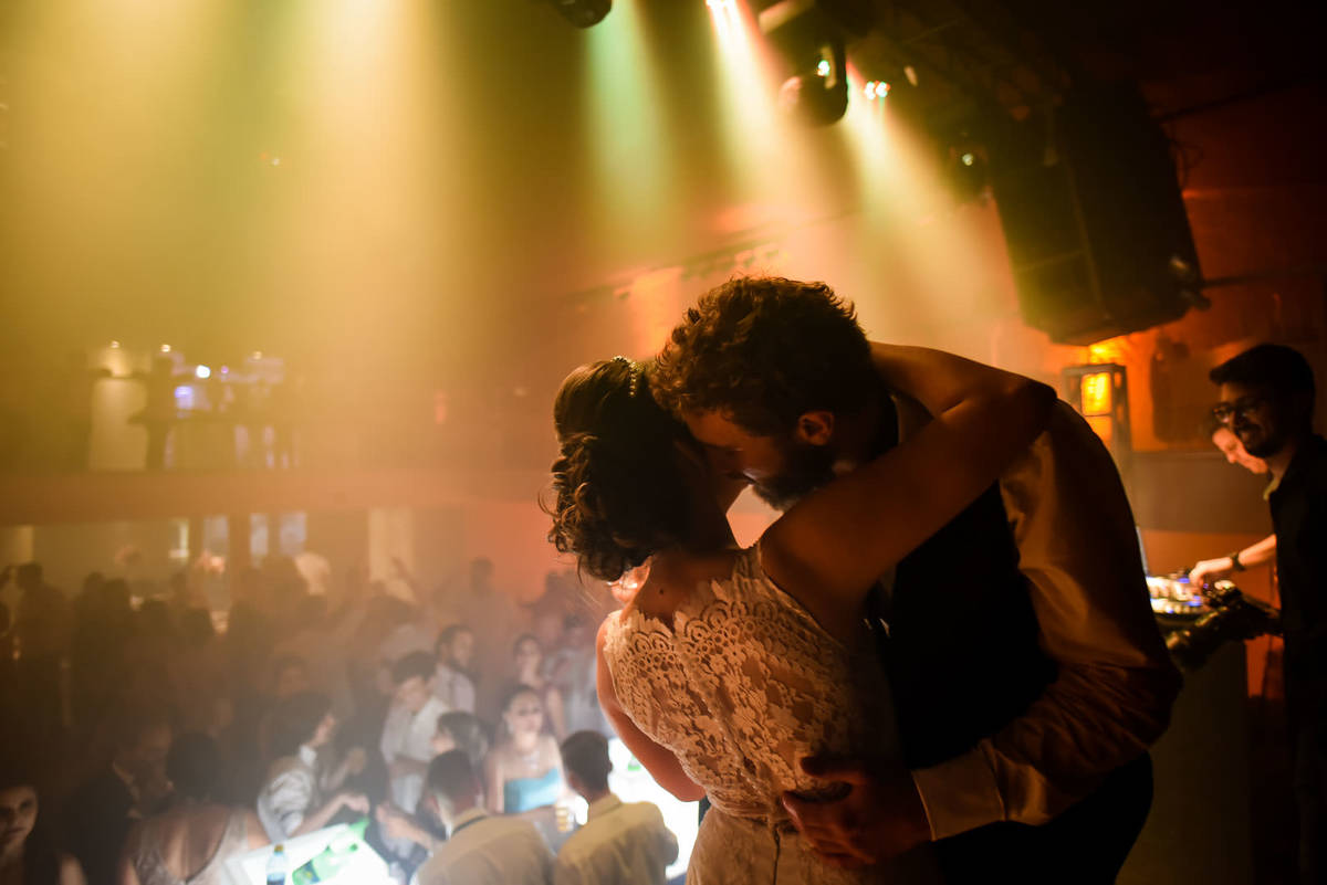 Casamento dos noivos Anny e Bernardo, realizado no Spazio Auguri, fotografado pelo melhor fotógrafo de casamentos de campo largo e Curitiba, Michel Druziki. Noivos dançando em cima do palco