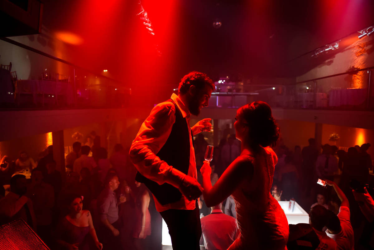 Casamento dos noivos Anny e Bernardo, realizado no Spazio Auguri, fotografado pelo melhor fotógrafo de casamentos de campo largo e Curitiba, Michel Druziki. Noivos dançando em cima do palco