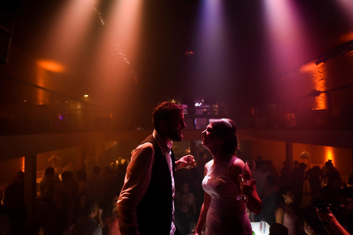 Casamento dos noivos Anny e Bernardo, realizado no Spazio Auguri, fotografado pelo melhor fotógrafo de casamentos de campo largo e Curitiba, Michel Druziki. Noivos dançando em cima do palco