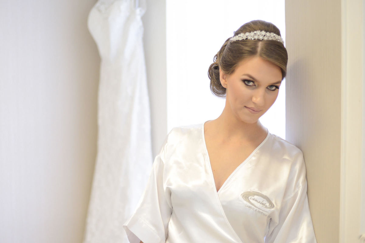Making of da noiva no salão de belza Camaleão Cabelo e Estética em Campo Largo, fotografado pelo melhor fotógrafo de casamentos e ensaios de campo largo e Curitiba, Michel Druziki. Noiva loira de tiara e hobby