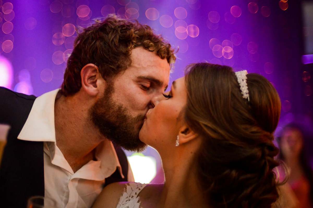 Casamento dos noivos Anny e Bernardo, realizado no Spazio Auguri, fotografado pelo melhor fotógrafo de casamentos de campo largo e Curitiba, Michel Druziki. Noivos se beijando 