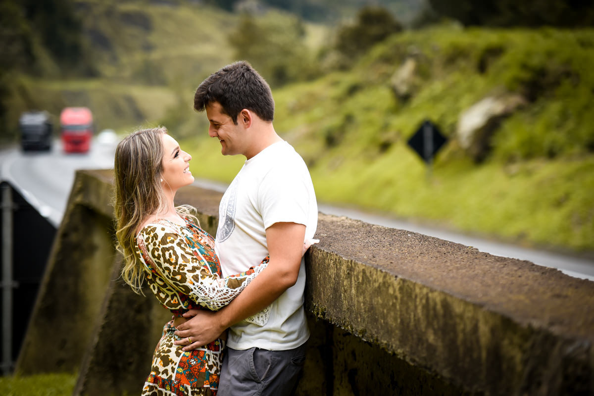 Ensaio de casamento pelo melhor fotógrafo de Campo Largo e Curitiba, Michel Druziki. Noivos ao lado da rodovia