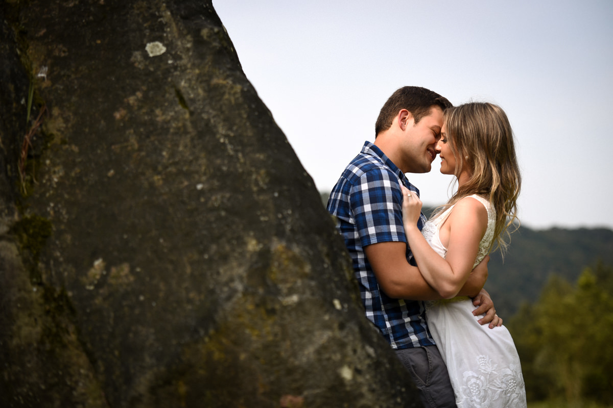 Ensaio de casamento pelo melhor fotógrafo de Campo Largo e Curitiba, Michel Druziki. Noivos encostados numa pedra na serra