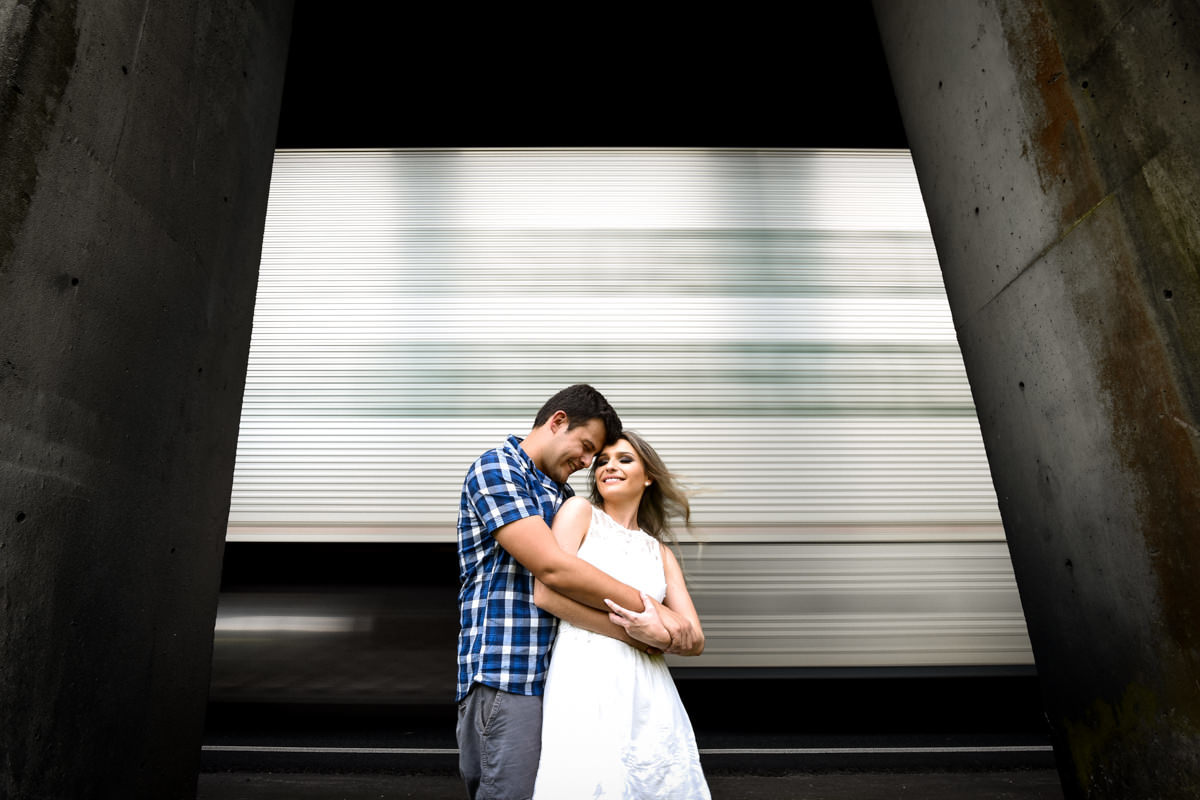 Ensaio de casamento pelo melhor fotógrafo de Campo Largo e Curitiba, Michel Druziki. Noivos abraçados ao lado do trem em movimento