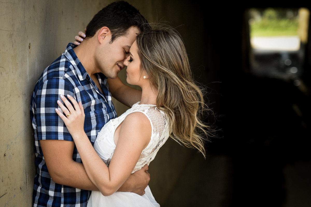 Ensaio de casamento pelo melhor fotógrafo de Campo Largo e Curitiba, Michel Druziki. Noivos Noivos abraçados, cabelo da noiva voando