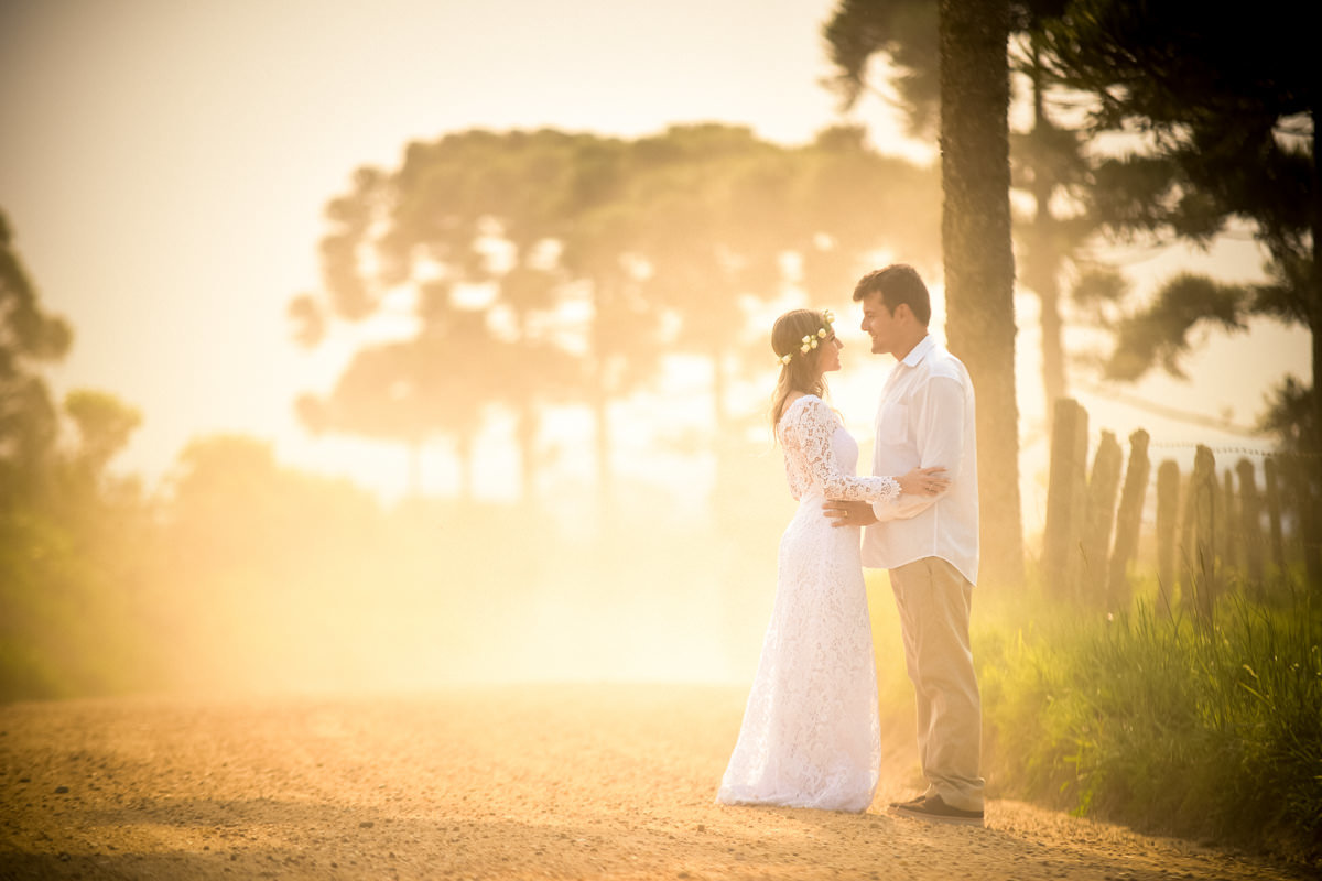 Ensaio de casamento pelo melhor fotógrafo de Campo Largo e Curitiba, Michel Druziki. Noivos abraçados na estrada de chão, tarde ensolarada