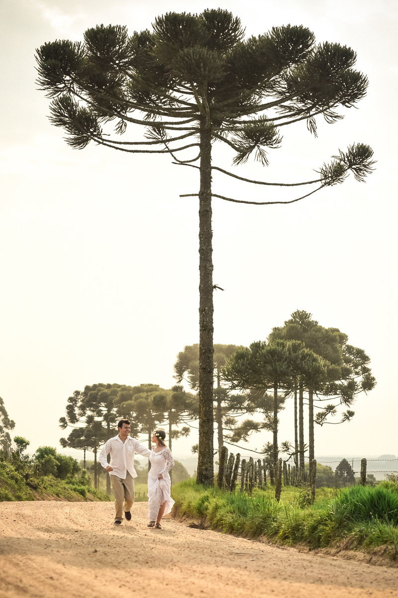 Ensaio de casamento pelo melhor fotógrafo de Campo Largo e Curitiba, Michel Druziki. Noivos correndo na estrada de chão