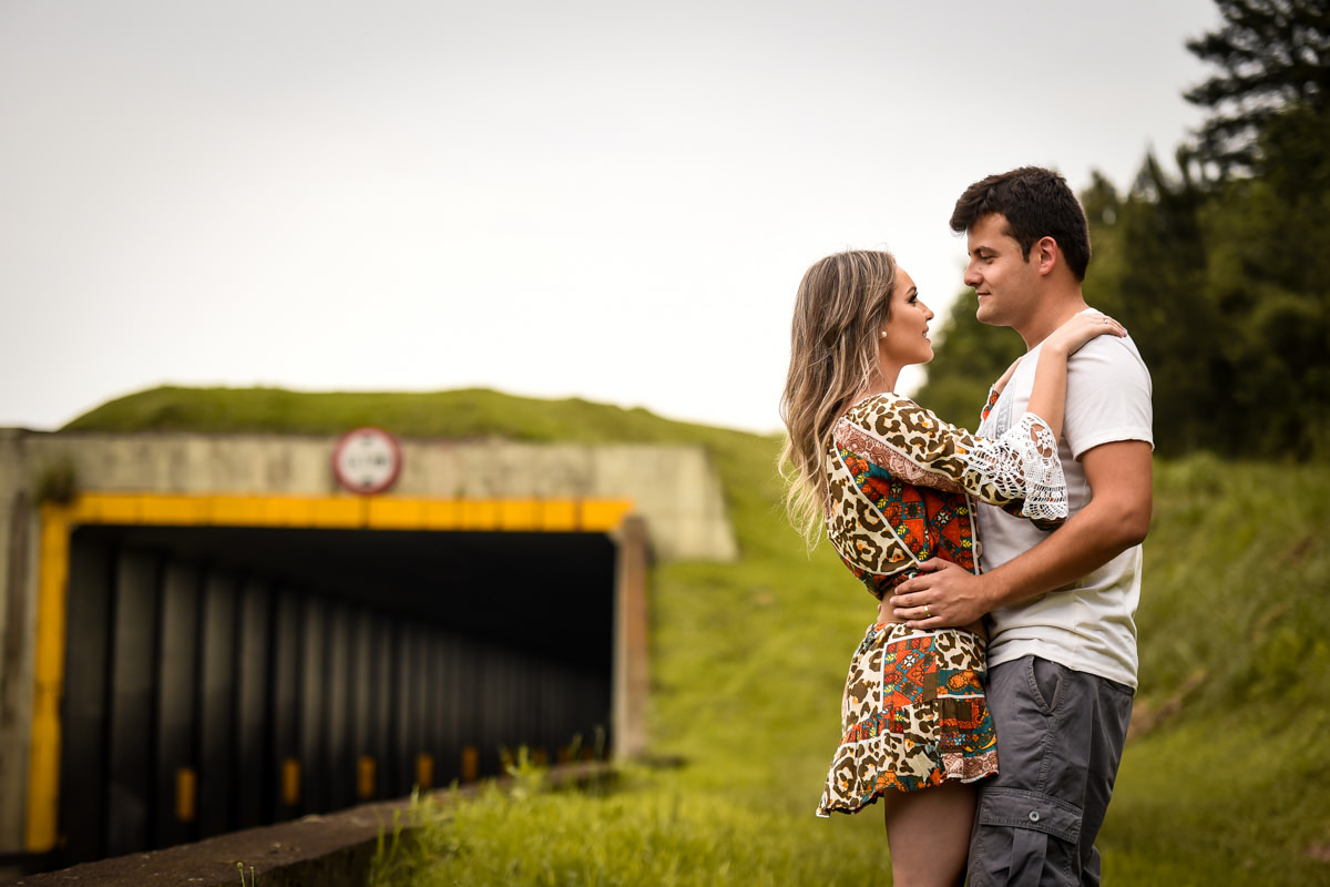 Ensaio de casamento pelo melhor fotógrafo de Campo Largo e Curitiba, Michel Druziki. Noivos se olhando ao lado do túnel na rodovia