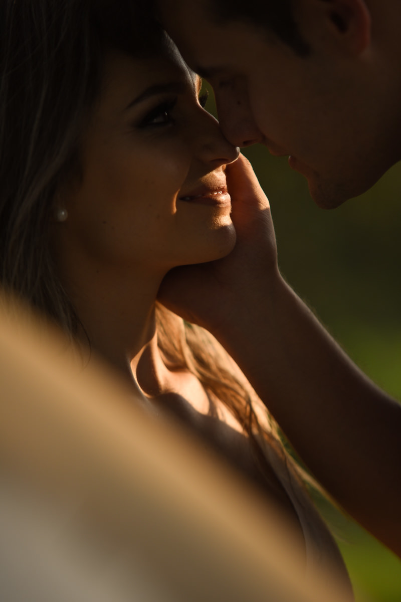 Ensaio de casamento pelo melhor fotógrafo de Campo Largo e Curitiba, Michel Druziki. Noivos com nariz encostados sorrindo
