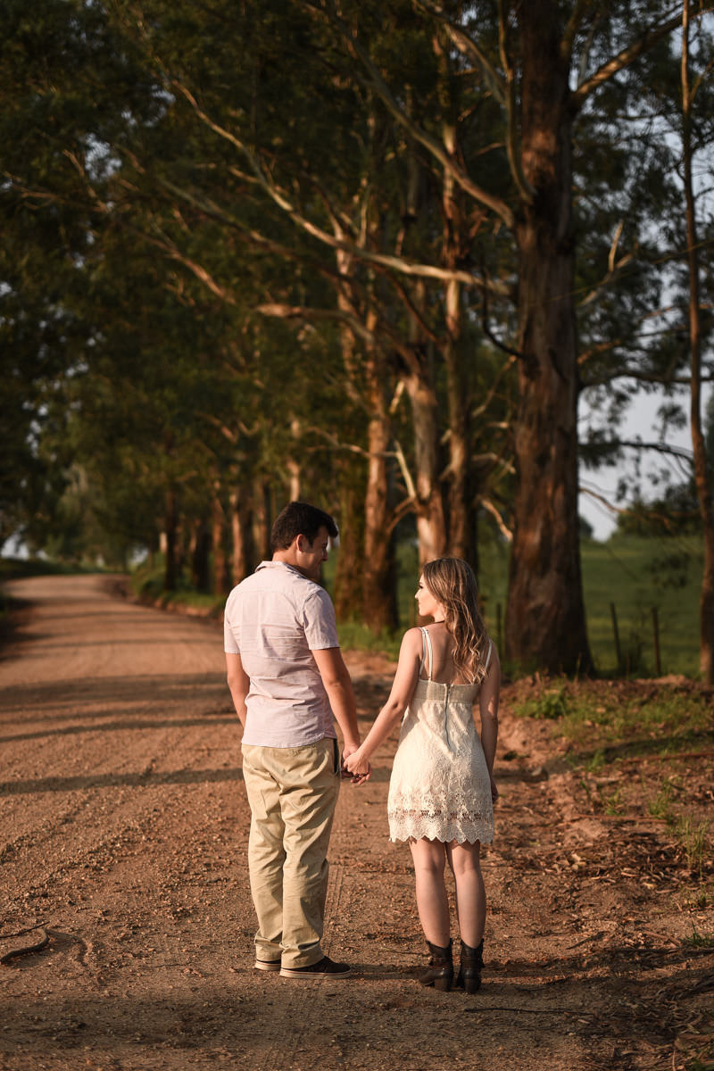 Ensaio de casamento pelo melhor fotógrafo de Campo Largo e Curitiba, Michel Druziki. Noivos caminhando de mãos dadas na estrada de chão