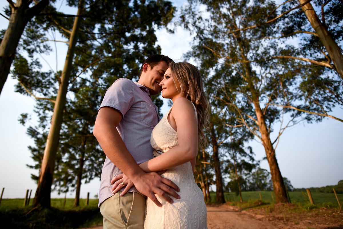 Ensaio de casamento pelo melhor fotógrafo de Campo Largo e Curitiba, Michel Druziki. Noivos abraçados em estrada de chão