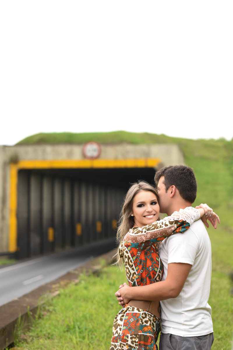 Ensaio de casamento pelo melhor fotógrafo de Campo Largo e Curitiba, Michel Druziki. Noivos abraçados ao lado do túnel na rodovia
