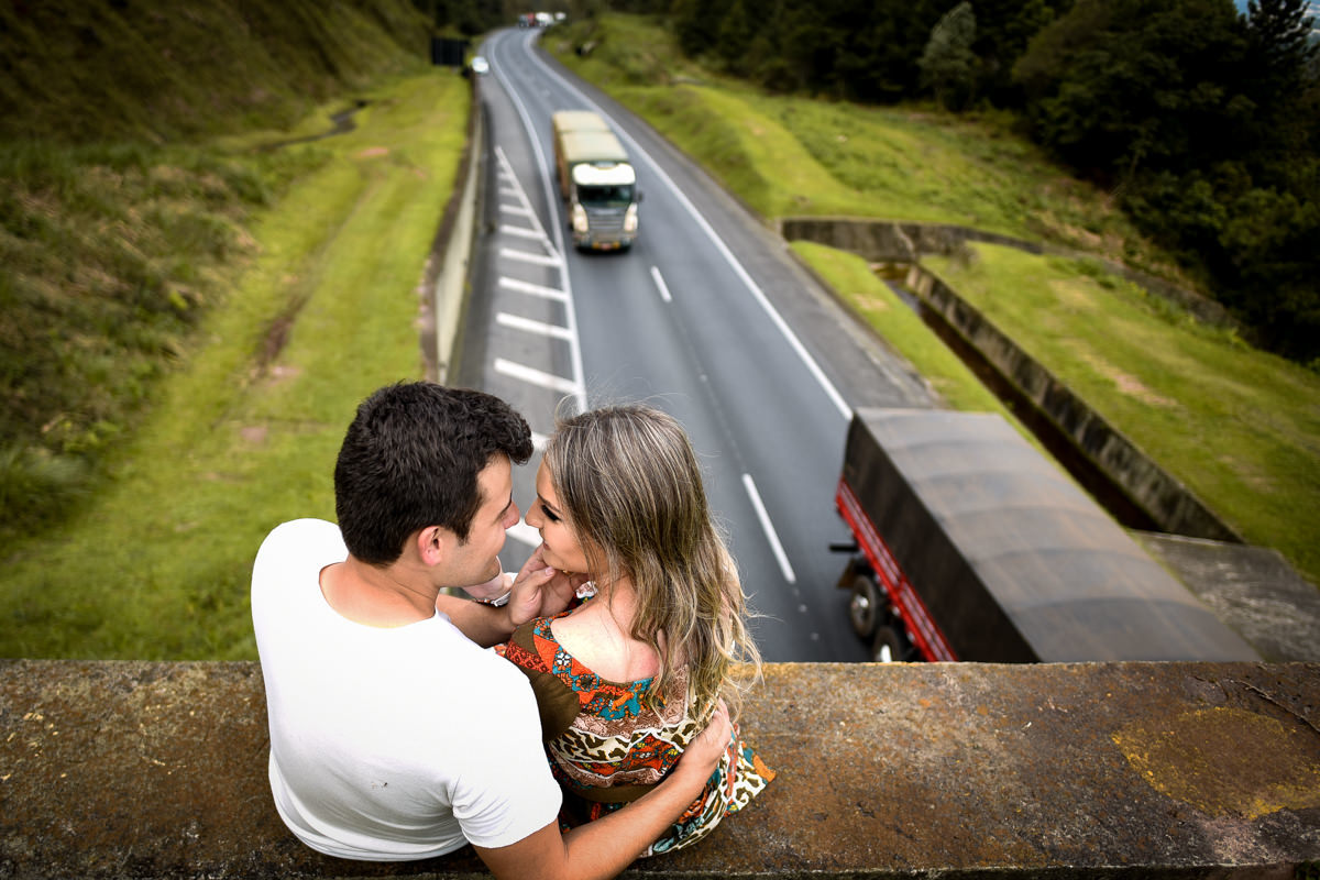 Ensaio de casamento pelo melhor fotógrafo de Campo Largo e Curitiba, Michel Druziki. Noivos sentados no túnel na rodovia