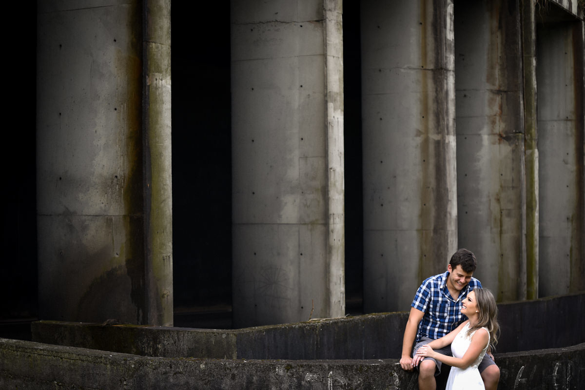 Ensaio de casamento pelo melhor fotógrafo de Campo Largo e Curitiba, Michel Druziki. Noivos ao lado do túnel na rodovia