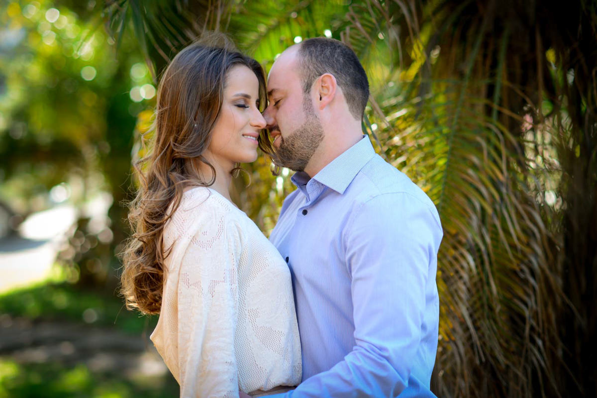 Ensaio pre wedding do casal Larissa e Cícero fotografado pelo melhor fotógrafo de ensaios e casamento em Campo Largo e Curitiba, Michel Druziki. Noivos encostados e de olhos fechados