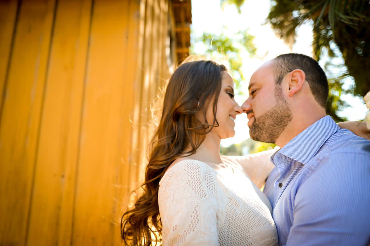 Ensaio pre wedding do casal Larissa e Cícero fotografado pelo melhor fotógrafo de ensaios e casamento em Campo Largo e Curitiba, Michel Druziki. Noivos de nariz encostados 