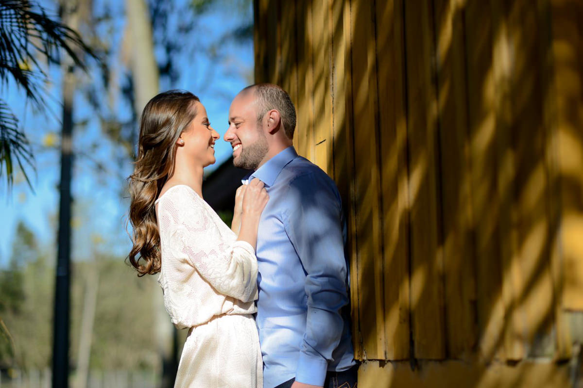 Ensaio pre wedding do casal Larissa e Cícero fotografado pelo melhor fotógrafo de ensaios e casamento em Campo Largo e Curitiba, Michel Druziki. Noivos sorrindo 
