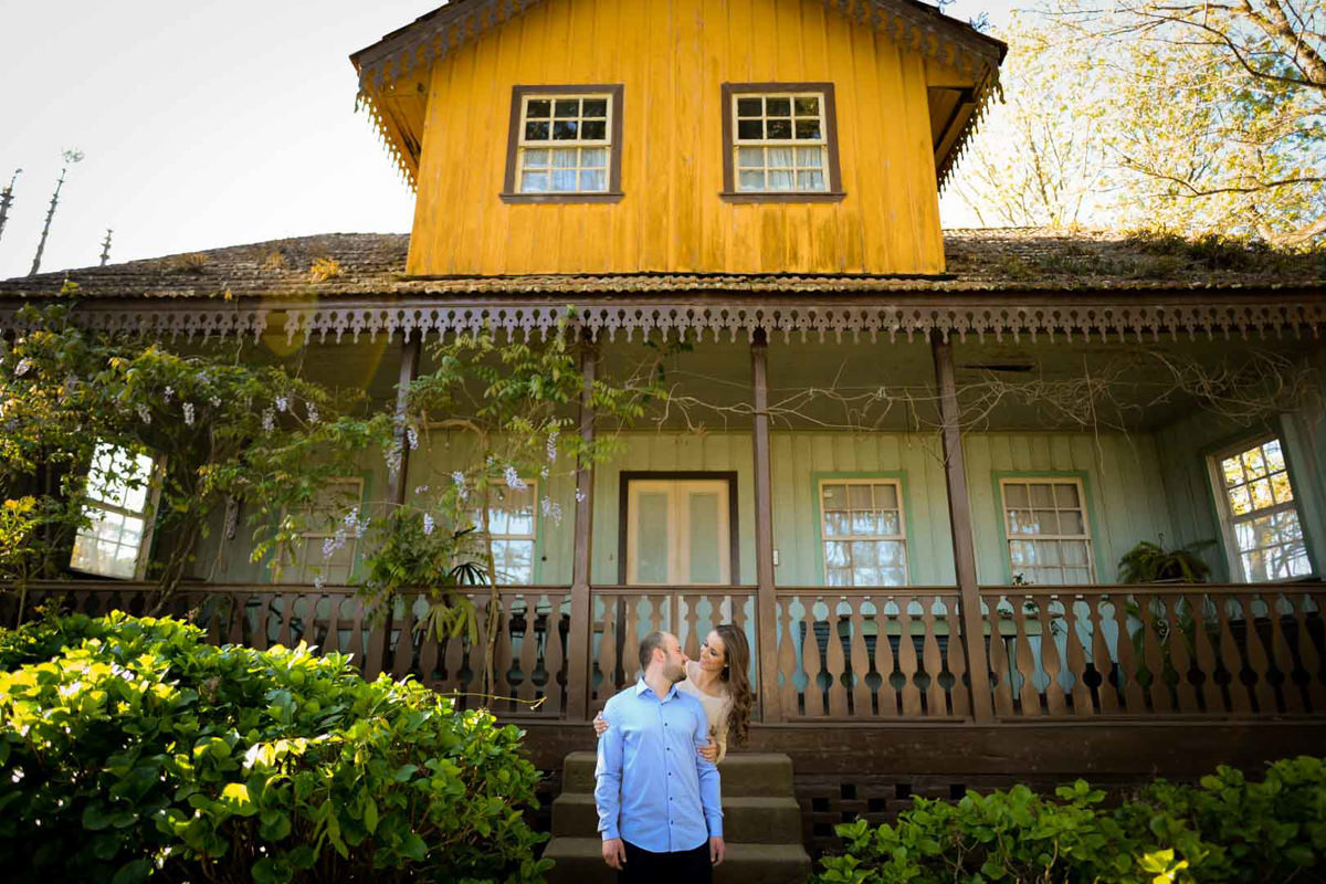 Ensaio pre wedding do casal Larissa e Cícero fotografado pelo melhor fotógrafo de ensaios e casamento em Campo Largo e Curitiba, Michel Druziki. Noivos de olhando