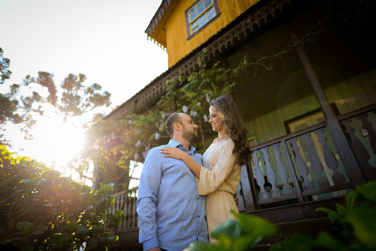 Ensaio pre wedding do casal Larissa e Cícero fotografado pelo melhor fotógrafo de ensaios e casamento em Campo Largo e Curitiba, Michel Druziki. Noivos se olhando e sorrindo