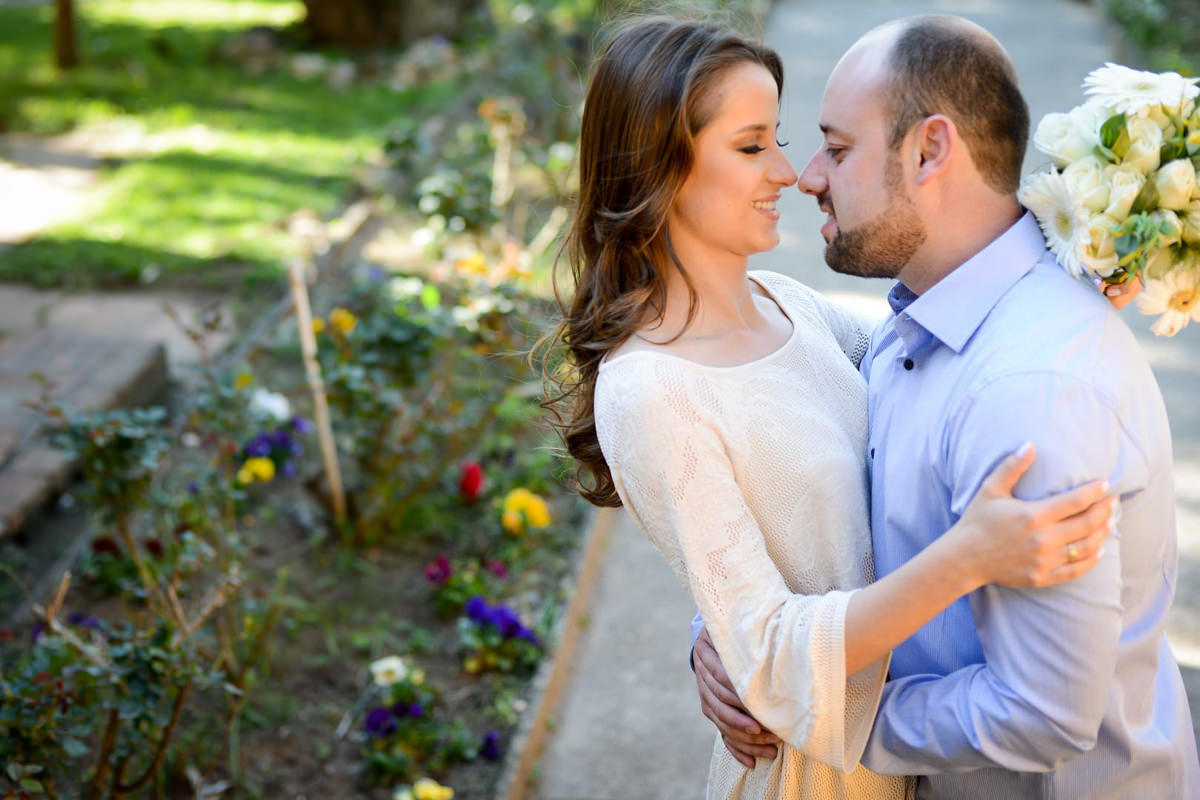 Ensaio pre wedding do casal Larissa e Cícero fotografado pelo melhor fotógrafo de ensaios e casamento em Campo Largo e Curitiba, Michel Druziki. Noivos abraçados e com nariz encostados