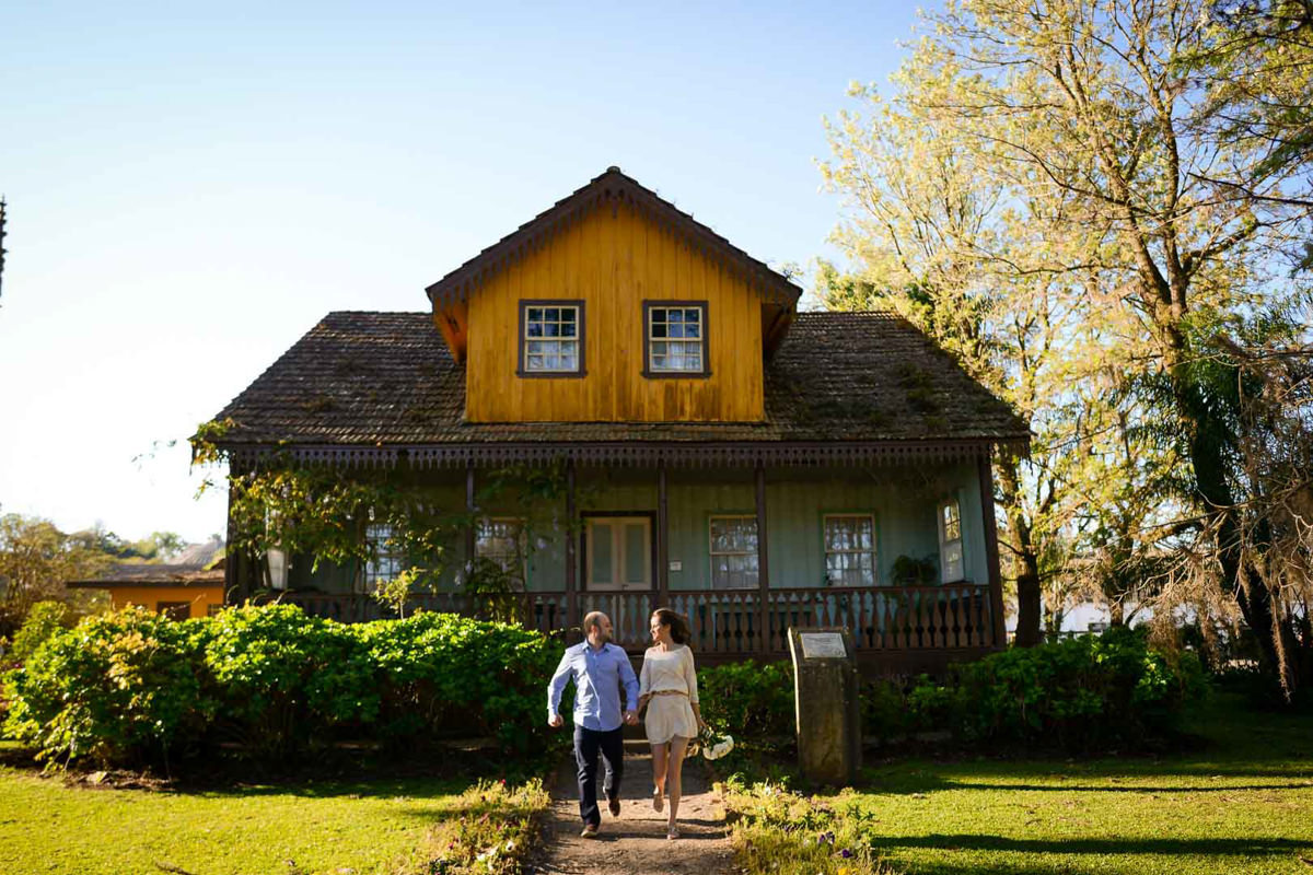 Ensaio pre wedding do casal Larissa e Cícero fotografado pelo melhor fotógrafo de ensaios e casamento em Campo Largo e Curitiba, Michel Druziki. Noivos correndo de mãos dadas