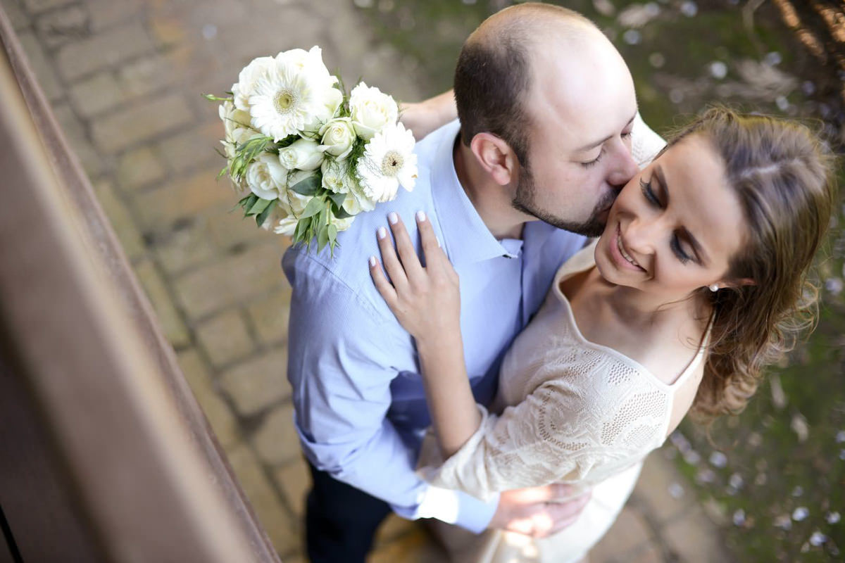 Ensaio pre wedding do casal Larissa e Cícero fotografado pelo melhor fotógrafo de ensaios e casamento em Campo Largo e Curitiba, Michel Druziki. Noivo dando beijo no rosto da noiva