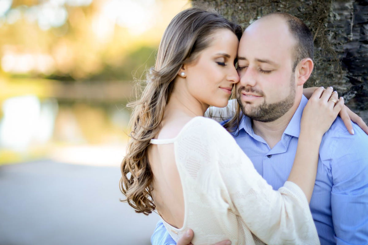 Ensaio pre wedding do casal Larissa e Cícero fotografado pelo melhor fotógrafo de ensaios e casamento em Campo Largo e Curitiba, Michel Druziki. Noivos abraçados e encostados na árvore de olhos fechados