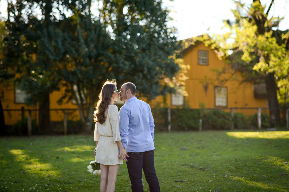 Ensaio pre wedding do casal Larissa e Cícero fotografado pelo melhor fotógrafo de ensaios e casamento em Campo Largo e Curitiba, Michel Druziki. Noivos se beijando