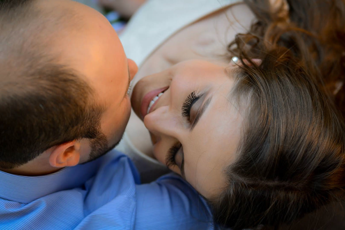 Ensaio pre wedding do casal Larissa e Cícero fotografado pelo melhor fotógrafo de ensaios e casamento em Campo Largo e Curitiba, Michel Druziki. Noiva sorrindo