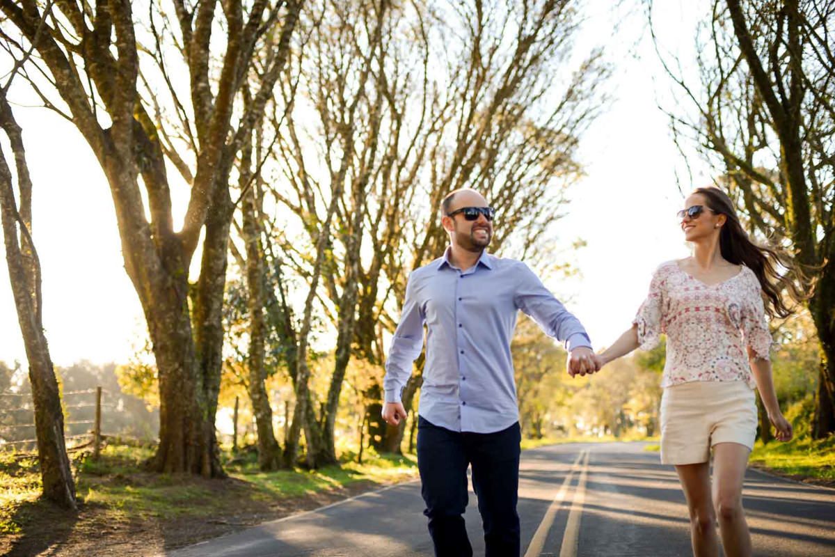 Ensaio pre wedding do casal Larissa e Cícero fotografado pelo melhor fotógrafo de ensaios e casamento em Campo Largo e Curitiba, Michel Druziki. Noivos correndo de mãos dadas no meio da rua