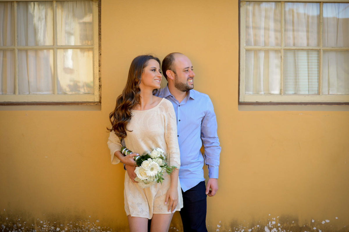 Ensaio pre wedding do casal Larissa e Cícero fotografado pelo melhor fotógrafo de ensaios e casamento em Campo Largo e Curitiba, Michel Druziki. Noivos abraçados e olhando na mesma direção