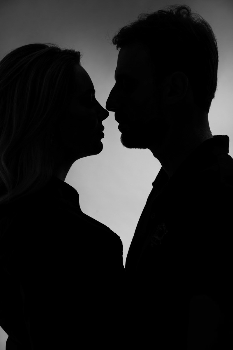 Ensaio de pre wedding em estúdio do lindo casal Mariane e Eduardo, fotografado pelo fotógrafo de ensaios e casamento em Campo Largo e Curitiba, Michel Druziki. Silhueta dos noivos