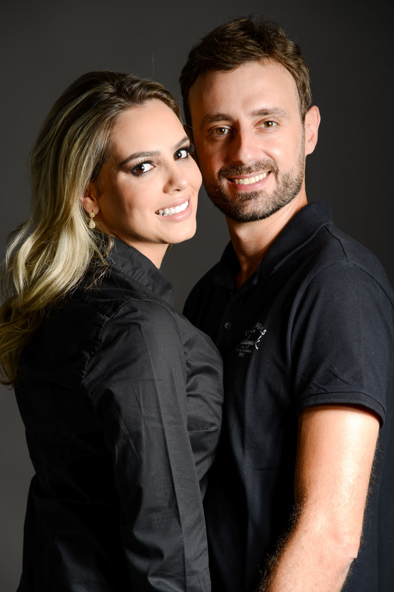 Ensaio de pre wedding em estúdio do lindo casal Mariane e Eduardo, fotografado pelo fotógrafo de ensaios e casamento em Campo Largo e Curitiba, Michel Druziki. Noivos de camisa preta abraçados e sorrindo