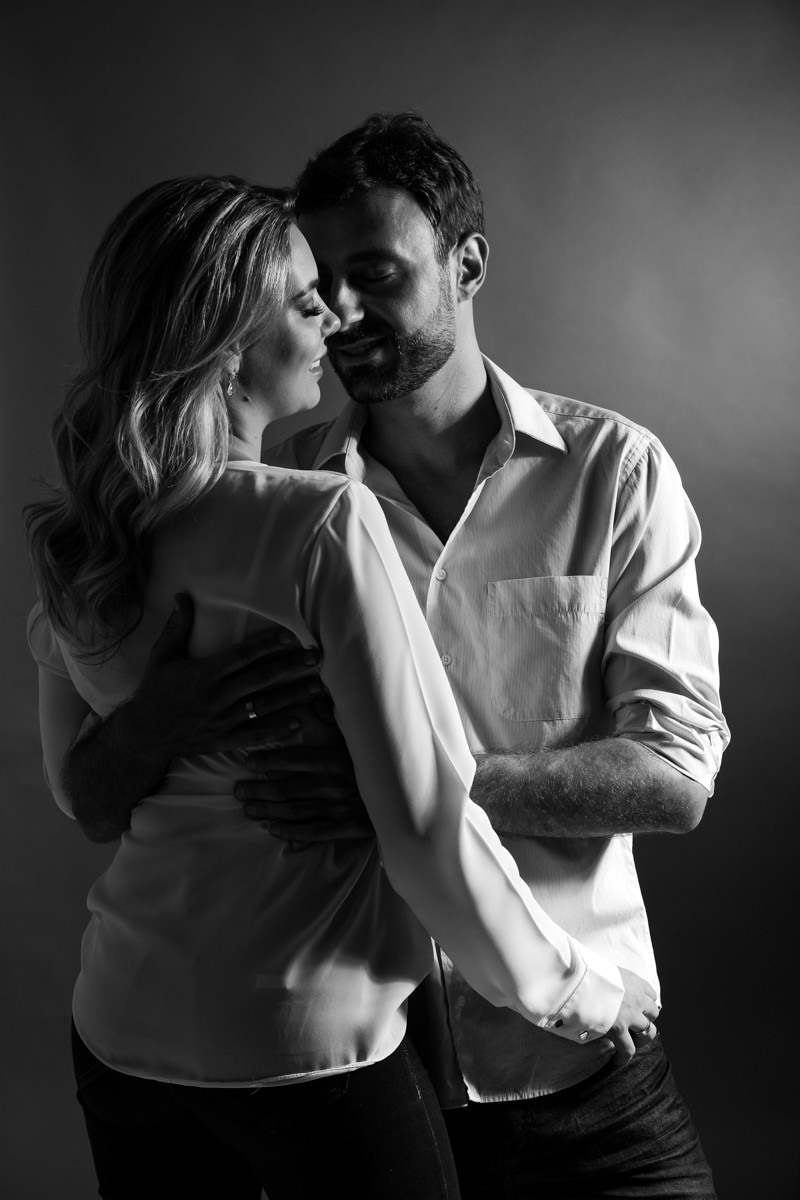 Ensaio de pre wedding em estúdio do lindo casal Mariane e Eduardo, fotografado pelo fotógrafo de ensaios e casamento em Campo Largo e Curitiba, Michel Druziki. Noivos abraçados