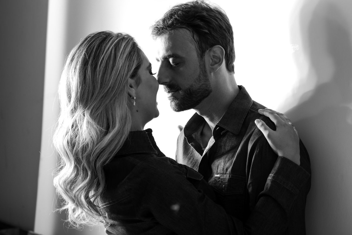 Ensaio de pre wedding em estúdio do lindo casal Mariane e Eduardo, fotografado pelo fotógrafo de ensaios e casamento em Campo Largo e Curitiba, Michel Druziki. Noivos de jeans abraçados e sorrindo de olhos fechados