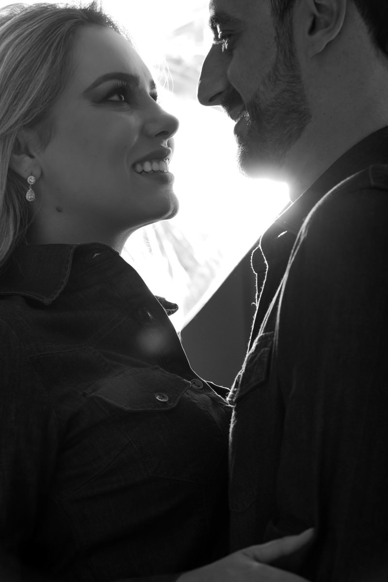 Ensaio de pre wedding em estúdio do lindo casal Mariane e Eduardo, fotografado pelo fotógrafo de ensaios e casamento em Campo Largo e Curitiba, Michel Druziki. Noivos de jeans abraçados e sorrindo