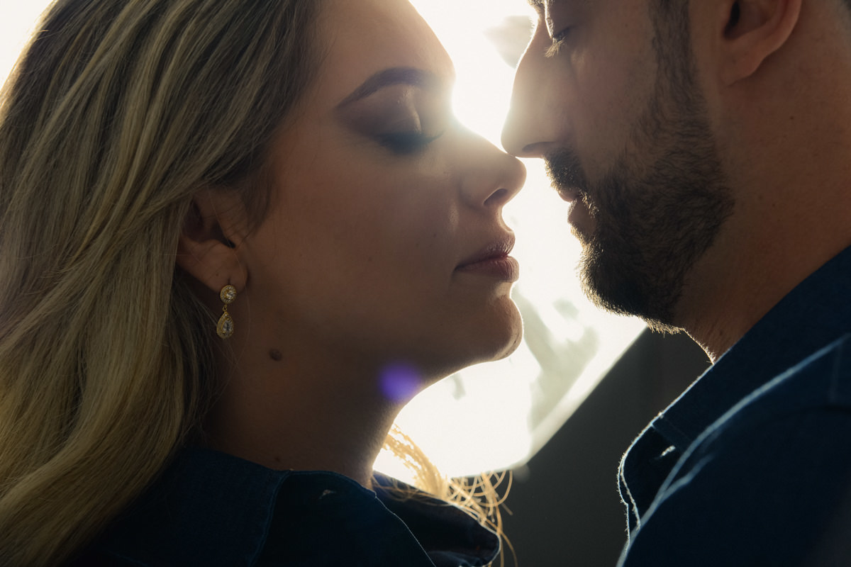 Ensaio de pre wedding em estúdio do lindo casal Mariane e Eduardo, fotografado pelo fotógrafo de ensaios e casamento em Campo Largo e Curitiba, Michel Druziki. Noivos de jeans abraçados com o nariz encostado