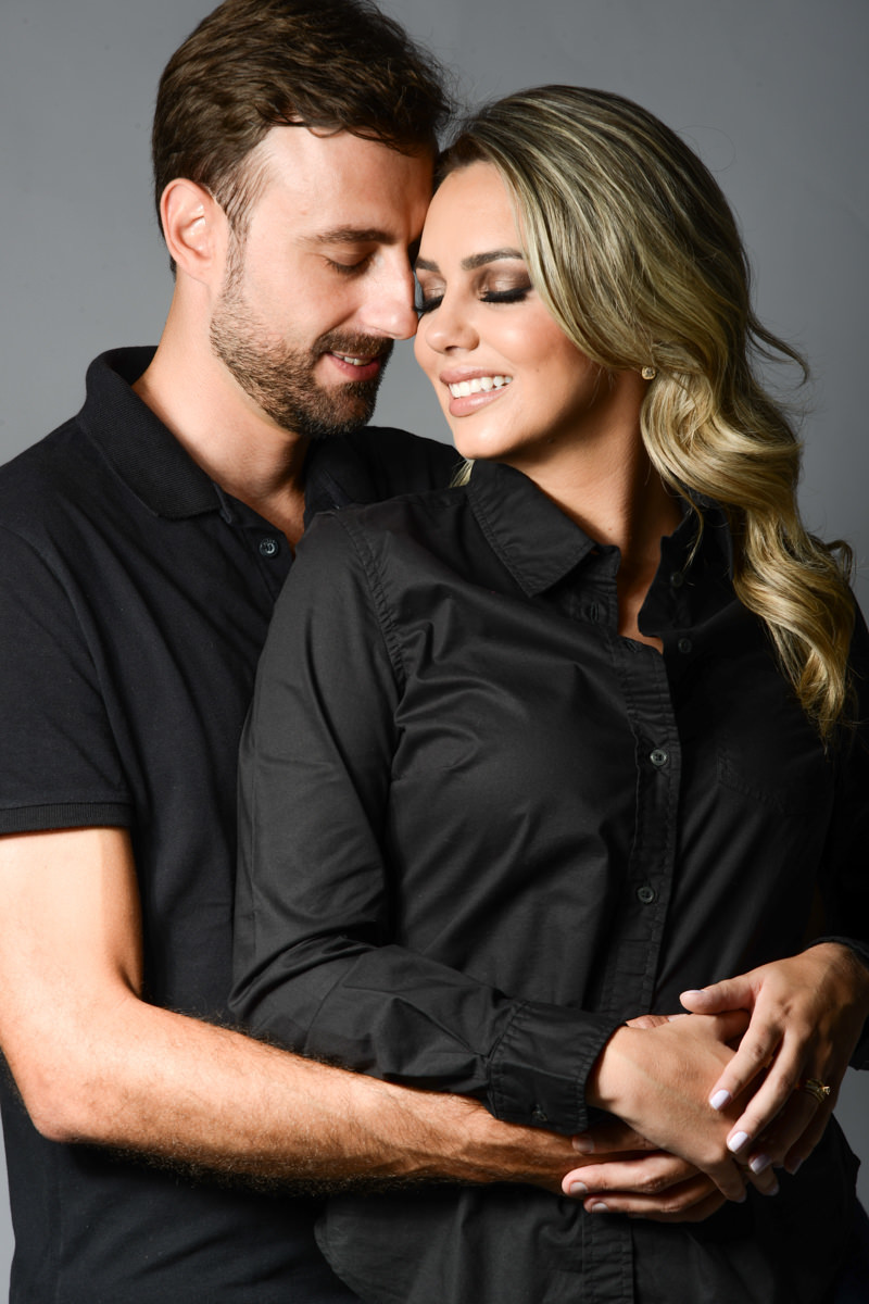 Ensaio de pre wedding em estúdio do lindo casal Mariane e Eduardo, fotografado pelo fotógrafo de ensaios e casamento em Campo Largo e Curitiba, Michel Druziki. Noivos de camisa preta sorrindo