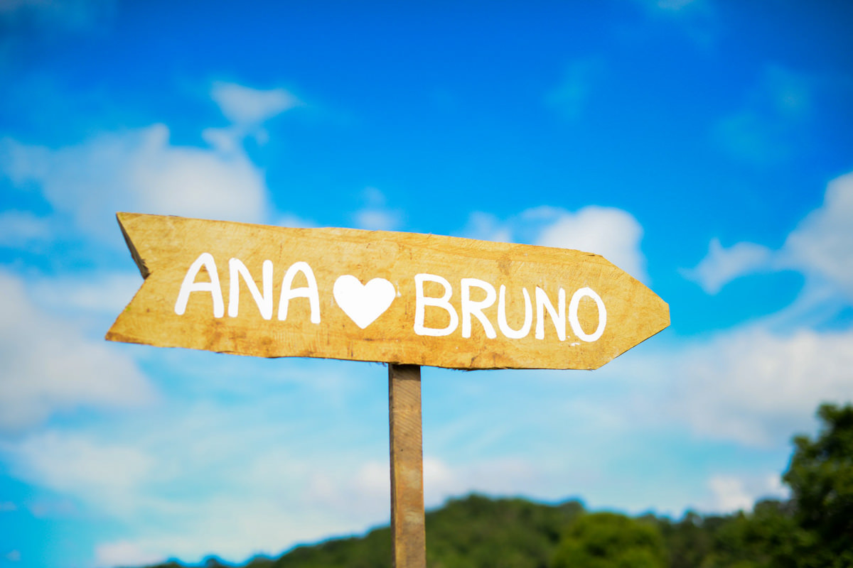 Casamento dos noivos Anna e Bruno ao ar livre em um dia lindo, na região de Curitiba e Campo Largo, fotografado pelo fotógrafo de casamentos Michel Druziki. Placa com o nome dos noivos 