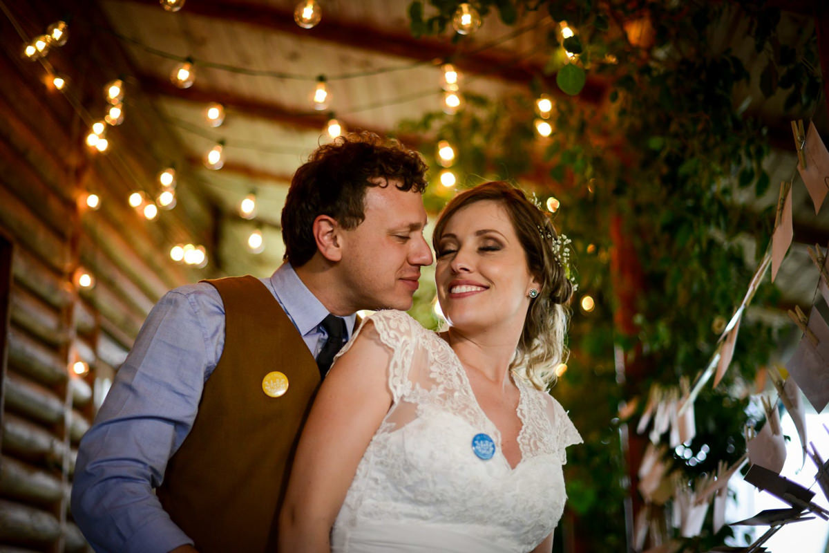 Casamento dos noivos Anna e Bruno ao ar livre em um dia lindo, na região de Curitiba e Campo Largo, fotografado pelo fotógrafo de casamentos Michel Druziki. Casal de noivos de olhos fechados e sorrindo