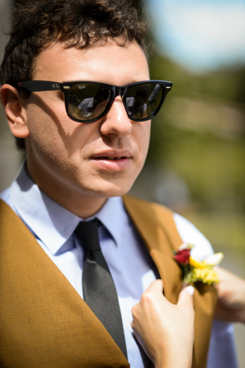 Casamento dos noivos Anna e Bruno ao ar livre em um dia lindo, na região de Curitiba e Campo Largo, fotografado pelo fotógrafo de casamentos Michel Druziki. Noivo antes da cerimônia