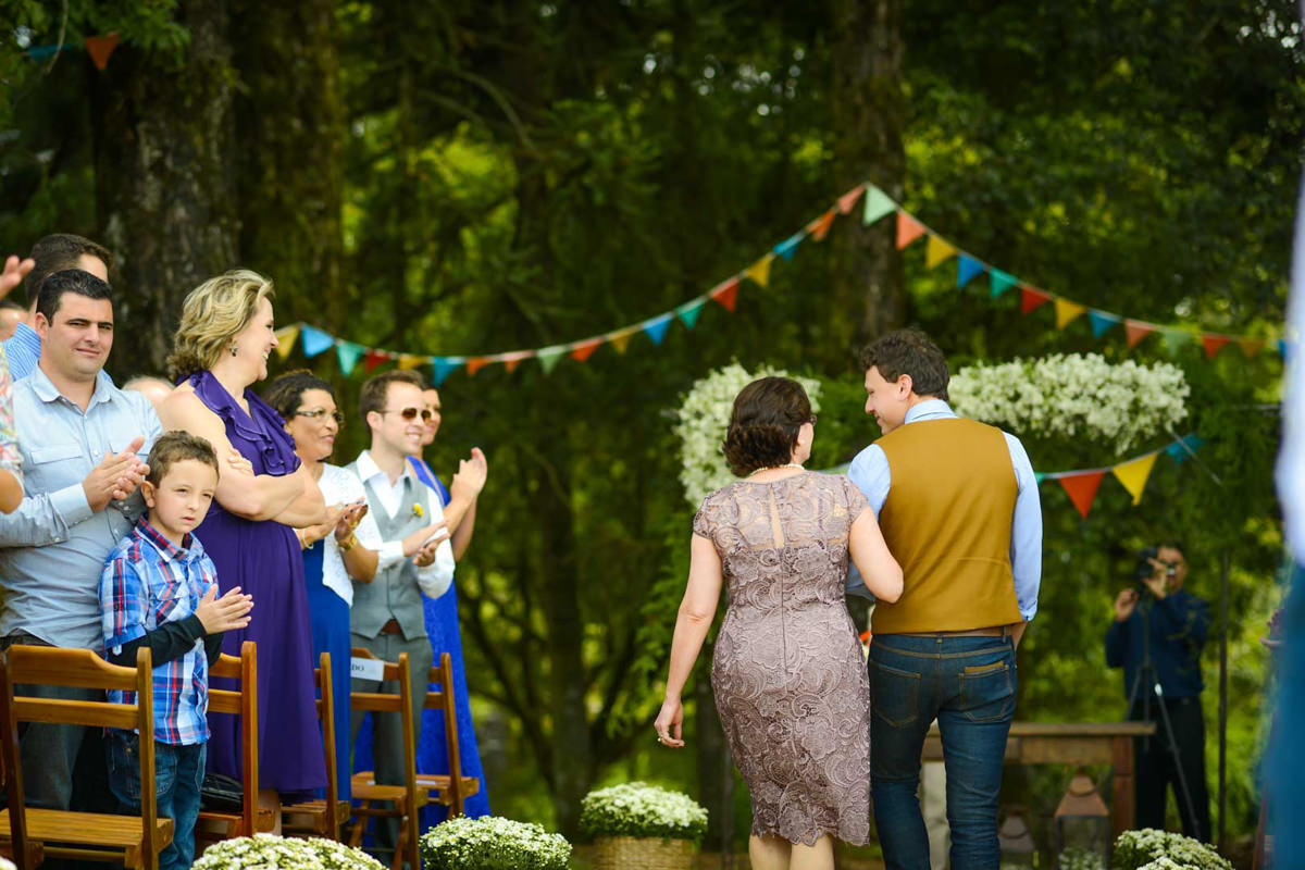 Casamento dos noivos Anna e Bruno ao ar livre em um dia lindo, na região de Curitiba e Campo Largo, fotografado pelo fotógrafo de casamentos Michel Druziki. Entrada do noivo acompanhado da sua mãe até o altar
