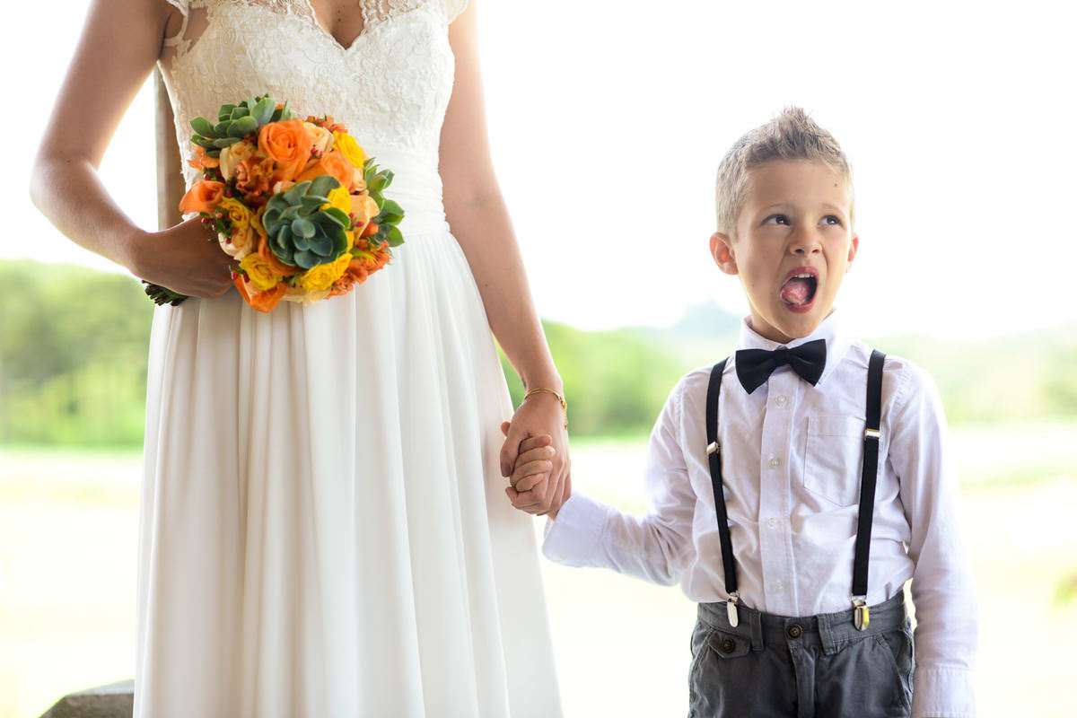 Casamento dos noivos Anna e Bruno ao ar livre em um dia lindo, na região de Curitiba e Campo Largo, fotografado pelo fotógrafo de casamentos Michel Druziki. Noiva acompanhada do filho