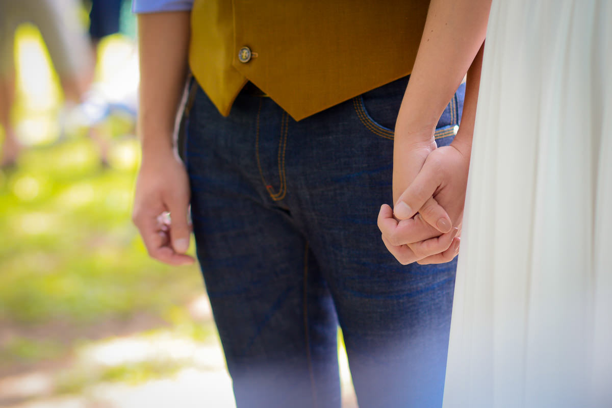 Casamento dos noivos Anna e Bruno ao ar livre em um dia lindo, na região de Curitiba e Campo Largo, fotografado pelo fotógrafo de casamentos Michel Druziki. Noivos de mãos dadas durante a cerimônia